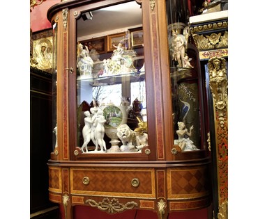 Витрина, мебель. Европа, 19 век. Орех, маркетри, бронза. Размер 150х101х39 см.