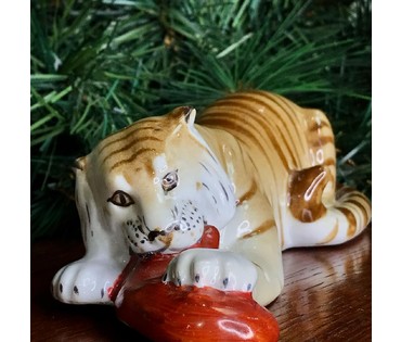 Статуэтка "Тигр с мясом". Фарфор. ЛФЗ. 1930-е годы. № 1930 (артикул №1930) - фото №1